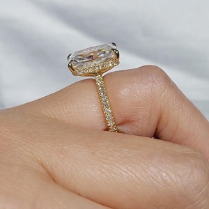 Anillo de Compromiso de Lujo con Moissanita Corte Radiante de 5 Quilates, Solitario en Oro Amarillo, Estilo Diamante Clásico para Mujer - Product Image 4