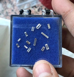 Diamants de laboratoire R&K GEMS taille baguette conique, couleur fantaisie claire, taille personnalisable pour la fabrication de bijoux - Product Image 1