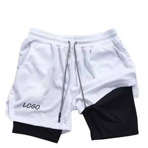 Shorts pour hommes blancs de couleur unie à séchage rapide avec cordon de serrage à la taille et poches, style décontracté, longueur mi-longue, tissu tricoté - Product Image 1