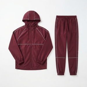 Ensemble de survêtement décontracté deux pièces pour homme, couleur bordeaux, style streetwear, 190 GSM, veste coupe-vent en polyester mat - Product Image 1