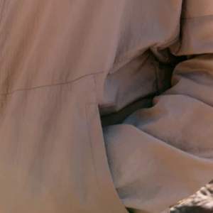 Conjunto de Chaqueta Cortavientos Translúcida y Pantalones Cortos para Hombre, Chaqueta Ligera con Capucha y Cintura Elástica, Conjunto Deportivo para Exteriores en Beige - Product Image 4