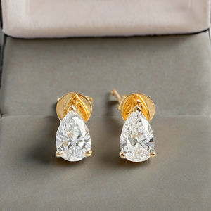 Boucles d'oreilles minimalistes de luxe en or 14k, 18k, 22k de haute qualité avec diamant de laboratoire taille poire IGI 1 carat et design à quatre griffes – Cadeau idéal pour les fêtes - Product Image 2