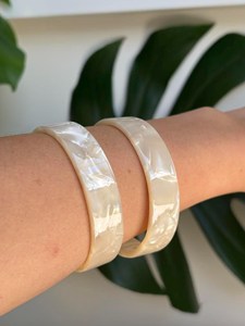 Bracelet manchette rond en résine marbrée ivoire fait main, fin et minimaliste, bijoux vintage pour femme, vente en gros - Product Image 6