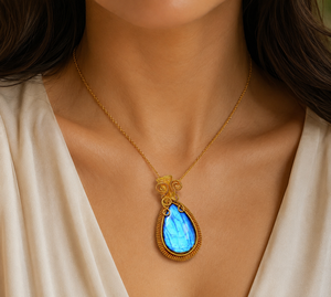 Colgante Étnico de Labradorita Azul Fuego con Engaste de Platino y Alambre de Cobre para Regalo - Product Image 1