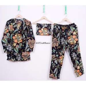 Ensemble de pyjama pour femme à manches trois-quarts, col en V, imprimé floral romantique, fait main, luxe, taille élastique, 100% coton, respirant, séchage rapide - Product Image 1