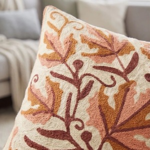 Housse de coussin brodée au point Crewel du Cachemire — Feuille d'érable automnale ivoire - Product Image 4