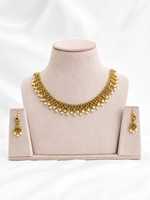 Collection Fantaisie : Parure Collier et Boucles d'Oreilles en Plaqué Or, Perles et Cristaux Kundan de Haute Qualité – Bijoux de Mariage Classiques pour Femme