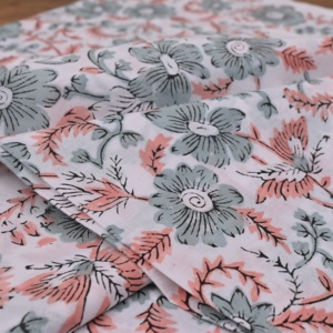 Tela de Algodón con Estampado Floral Gris sobre Base Blanca, Diseño Tradicional, Suave, 100gsm, Tejido, Motivo Botánico Rosa para Vestidos de Niñas - Product Image 3