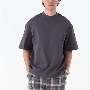 Camiseta para Hombre, Corte Cuadrado, Hombros Caídos, Estilo Urbano, Color Gris, con Logotipo Estampado - Product Image 2