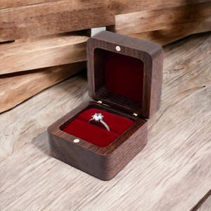 Boîte à bagues classique en bois pour bijoux, dents de lait ou pilules – Petit cadeau poli pour la Saint-Valentin - Product Image 1