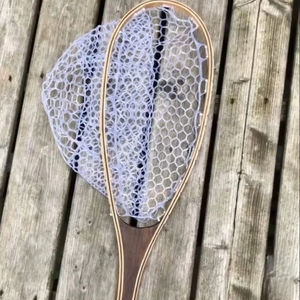 Épuisette de pêche à la mouche d'extérieur avec cadre en bois et filet en caoutchouc, outil de capture de truites à lancer à la main - Product Image 1