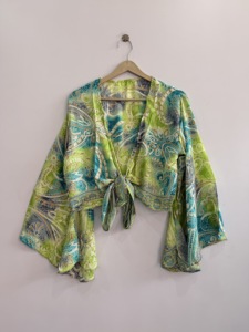Lote de 10 Tops Cortos de Seda Estampada con Lazos Delanteros y Mangas Campana, Ideales para Fiestas - Product Image 4