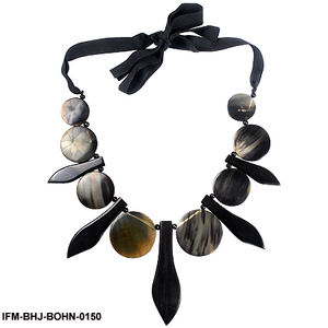 Collier artisanal en corne de buffle Matinee : pointes noires polies en forme de pétale et disques marron antilope sur ruban gros-grain noué - Product Image 6