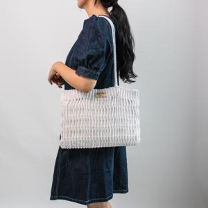 กระเป๋าตาข่ายสี่เหลี่ยม lire แบบทำมือ - Product Image 5