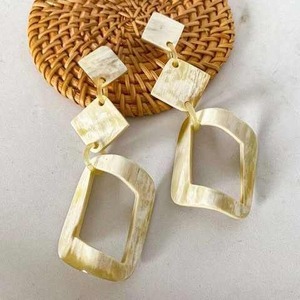 Boucles d'oreilles en corne de buffle véritable, 100% naturelles, écologiques, faites à la main, design floral, bijoux de luxe pour femmes et filles - Product Image 1