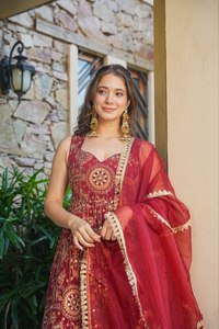 Traje Anarkali Premium de Chinon Color Granate para Mujer con Dupatta, Conjunto Étnico de Secado Rápido y Largo hasta el Suelo para Bodas - Product Image 2