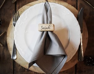 Anneau de serviette en bois personnalisé, forme carrée, écologique, décoration de table de mariage, style nordique moderne, nom personnalisé Stephe - Product Image 5
