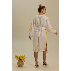Kurti Largo de Lino Bordado en Amarillo y Blanco para Mujer, Ecológico, Lavable, con Cinturón, de Manga Larga, al por Mayor - Product Image 4