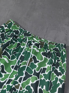 Ensemble T-shirt blanc en coton respirant à col en V pour homme avec imprimé uni et short camouflage assorti – Tenue décontractée streetwear d'été - Product Image 4