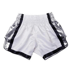 Shorts en satin noir pour homme, taille haute, fermeture élastique, côtés en maille respirante, longueur courte, tissu tissé, couleur unie - Product Image 3