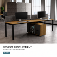 Poste de travail de bureau moderne pour deux personnes avec dessus en imitation bois, panneaux de séparation gris, cadres noirs et armoire de rangement latérale