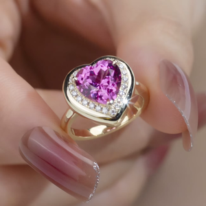 Bague de fiançailles pour femme en or massif 18 carats, style romantique, avec diamant taille cœur, pierre centrale rose fantaisie et halo de diamants blancs - Product Image 1