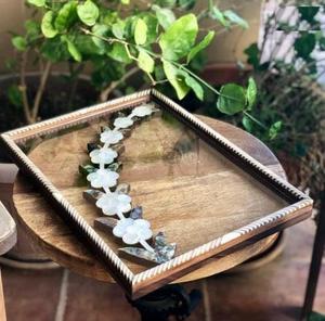 Élégant plateau arabe en bois avec incrustations de nacre scintillante, idéal pour les cadeaux de mariage et la présentation de luxe sur table. - Product Image 5