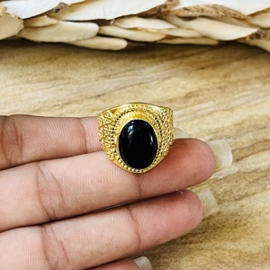 Bague en Onyx Noir à Motifs Bohèmes, Bijou Tribal en Laiton Plaqué Or 18 carats pour Femme, Bande Texturée Chic et Géométrique - Product Image 2