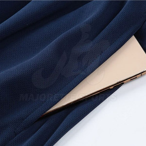 Tenue de football de qualité professionnelle comprenant un maillot et un short en matériau respirant et léger, en vente - Product Image 4