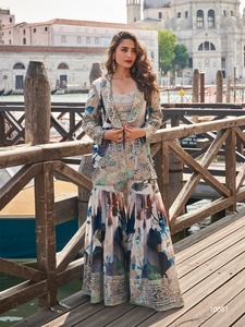 Conjunto de 3 piezas de ropa occidental de diseñador Sayuri Elnaaz: Choli, Palazzo y Shrug, de seda Chinon con estampado digital, bordado y lentejuelas con efecto espejo - Product Image 2