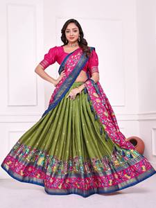 Ensemble Lehenga Choli festif à imprimé Patola avec travail en feuille d'aluminium et dupatta à franges - Product Image 3