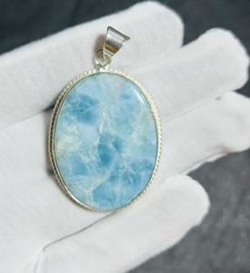 Pendentif en larimar naturel TRIMURTI GEMS, serti argenté |   Style classique |   Magnifiques bijoux en larimar bleu |   Formes Mixtes - Product Image 4