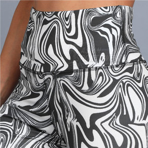 Leggings de sport pour femmes fabriqués au Pakistan, conçus pour l'entraînement physique, le yoga et les mouvements actifs. - Product Image 5