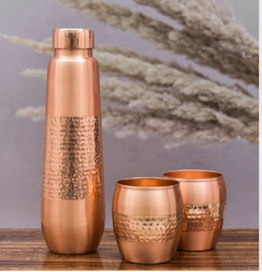 Coffret cadeau en cuivre de qualité supérieure comprenant une bouteille élégante et deux tasses dans une boîte doublée de satin, disponible à prix de gros. - Product Image 2