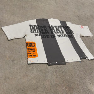 Camiseta de hombre personalizada con serigrafía, estilo streetwear, corte holgado, bloques de color, efecto desgastado por el sol, patchwork y dobladillo irregular cosido - Product Image 4