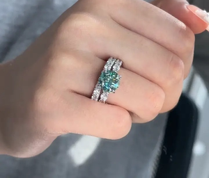 Anillo de Compromiso de Plata 925 con Moissanita Verde de 3 Ct, Corte Redondo, con Halo Oculto, y Anillo de Boda Clásico de 2.5 Ct, Corte Redondo, en Venta para Exportación - Product Image 1