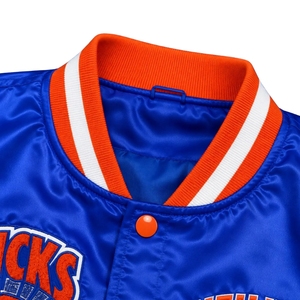 Blouson bomber court en satin bleu pour l'hiver |   Vêtement d'extérieur de style universitaire à rayures orange pour les fans de basketball, streetwear athlétique tendance - Product Image 3