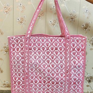Bolsa de Mano Utilitaria para Uso Diario Hecha de Algodón Acolchado con Estampado Floral Hecho a Mano para Compras, Viajes y Trabajo - Product Image 1