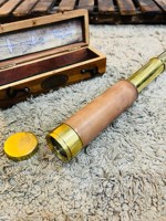 Télescope antique en cuir et laiton avec boîte en bois - Marine Royale 1915 Londres Thèmes animaux et religieux