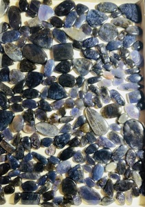 Grossiste Trimurti Gems – Iolite Naturelle Cabochon, Pierre Précieuse en Vrac, Cristal Bleu Violet de Haute Qualité, Formes Mixtes, Taille Personnalisée pour Bijoux - Product Image 1