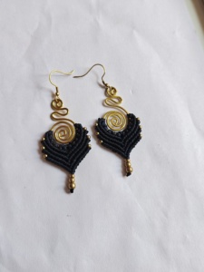 Boucles d'oreilles en macramé marron foncé faites à la main, perles d'améthyste, accent doré, bijoux bohèmes pour femmes - Product Image 5