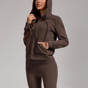 Ensemble de survêtement pour femme personnalisé avec logo, vêtements de sport à séchage rapide pour la course et la compétition de fitness - Product Image 3