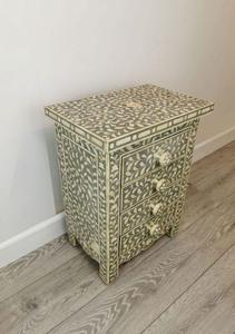 Table à tiroirs en os incrusté de la marque ILAHI, design moderne, détails en agate, rangement à trois niveaux, meuble portable pour la maison - Product Image 3