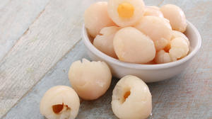 FRUTA ENLATADA DE ALTA CALIDAD: LICHÍ |   Lichi sin semillas o entero en jarabe para adorno de bebidas - Product Image 6