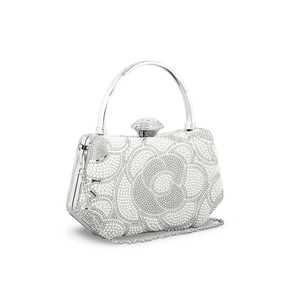 Pochette nuptiale argentée pour femmes - Product Image 2