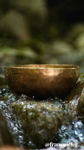 Cuenco de Meditación Metálico con Rico Sonido y Palo de Percusión Grabado para Yoga, Terapia de Sonido, Sanación de Chakras y Espiritualidad - Product Image 2