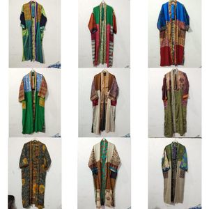 ชุดกิโมโนผ้าไหมลายดอกไม้สไตล์วินเทจสำหรับฤดูร้อน ฟรีไซส์ ชุดคลุมสำหรับคนท้อง ชุดคลุมชายหาด ชุดว่ายน้ำจากผ้าส่าหรีอินเดียรีไซเคิล - Product Image 1