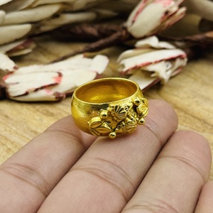 Bague florale au design tendance, style bohème, en laiton plaqué or 18 carats, motif fleur et feuille texturé, bijou statement pour femme, vente en gros/OEM/ODM - Product Image 2