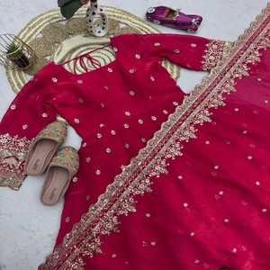 VASTRA COTTAGE Conjunto de Vestido de Seda Bordado con Lentejuelas y Pantalón de Micro Algodón con Dupatta, Completamente Cosido, para Fiestas y Eventos Festivos para Mujer - Product Image 4