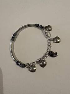 Brazalete de Plata de Ley 925 con Dijes Modernos para Mujeres y Niñas en Tono Plateado Oxidado - Product Image 4